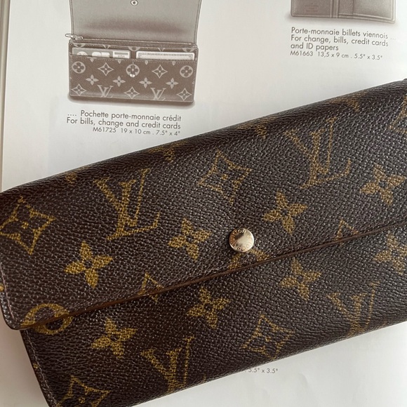 Louis Vuitton Monogram Sarah Wallet w/chain - Picture 8 of 16